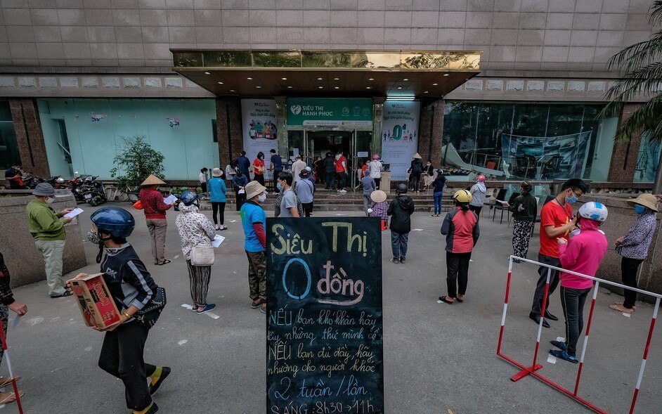 Tan Do team gives a hand to contribute for 0 VND Supermarket during the Covid19 Epidemic