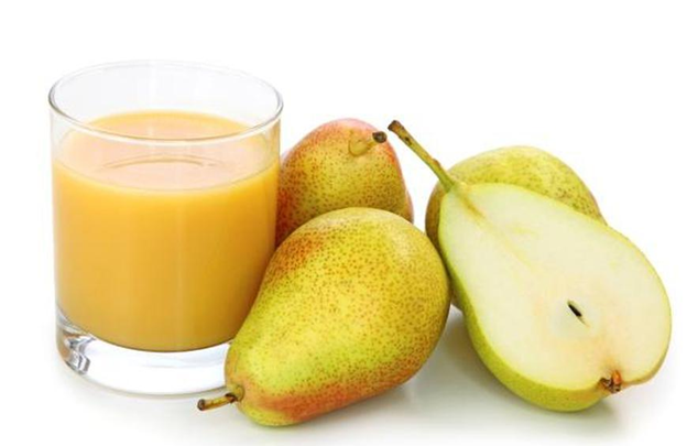 pear juice with ripe pear fruits