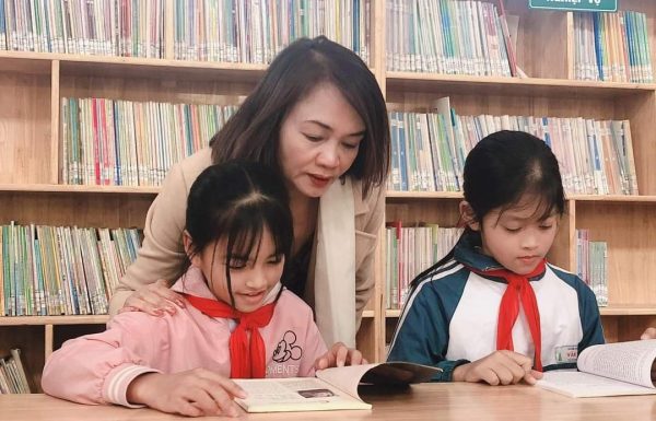 Bring happiness to students in Van To Primary School with the Friendly library in Hai Duong