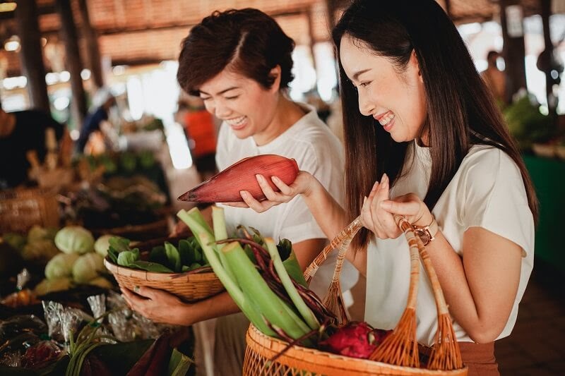 Bargaining power of buyers: the first factor contributing to the ability to make profits of soft drink industry