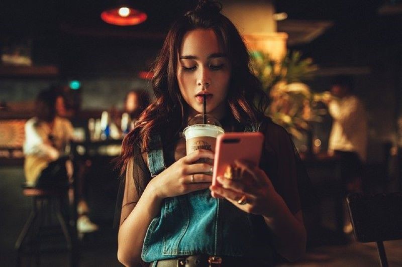 400 mg of caffeine is the recommended maximum amount of caffeine consumption each day - synthetic caffeine
