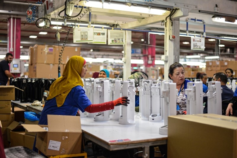 Outsource manufacturing helps businesses cut in labor costs